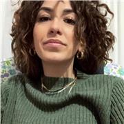 Laureata in lettere moderne, laureanda in italiano per stranieri, impartisce lezioni di materie umanistiche a studenti di scuole medie e superiori